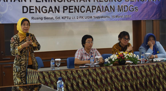 Dok. PKMK: Pemateri sesi 1 (dari kiri) pembahas, pembicara 2, moderator, dan pembicara 1