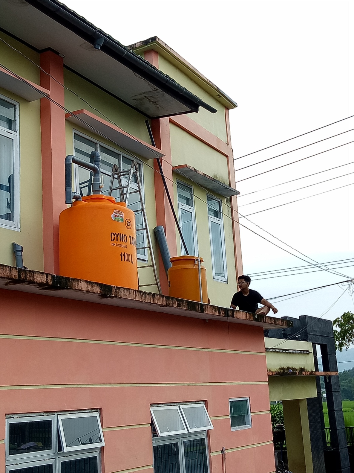 Ket: Proses Instalasi alat Pemanen Air Hujan di Puskesmas Penanae Proses Instalasi pemanen hujan