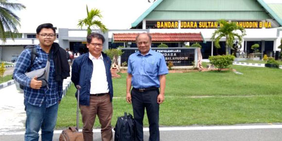 Ket: Tim Kedua tiba di Bandara Sultan M.Salahudin Bima Tim Kedua FK UGM