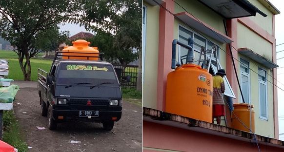 Ket: Proses Instalasi alat Pemanen Air Hujan alat pemanen air hujan