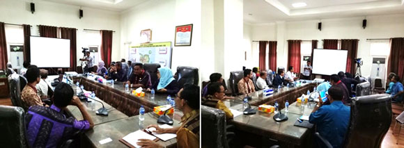 Ket: Tim UGM memberikan buku “Aku Cinta Sungaiku” bima h2 1