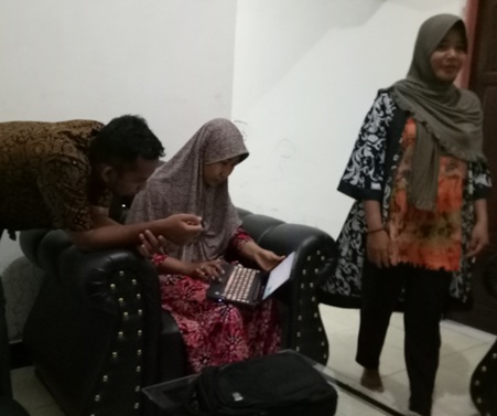 Ket: Konfirmasi data perubahan pola penyakit sebelum dan sesudah terjadi bencana di Kota Bima (lokasi di rumah salah satu staf Dinas Kesehatan Kota Bima) cek ph hasil panen air hujan