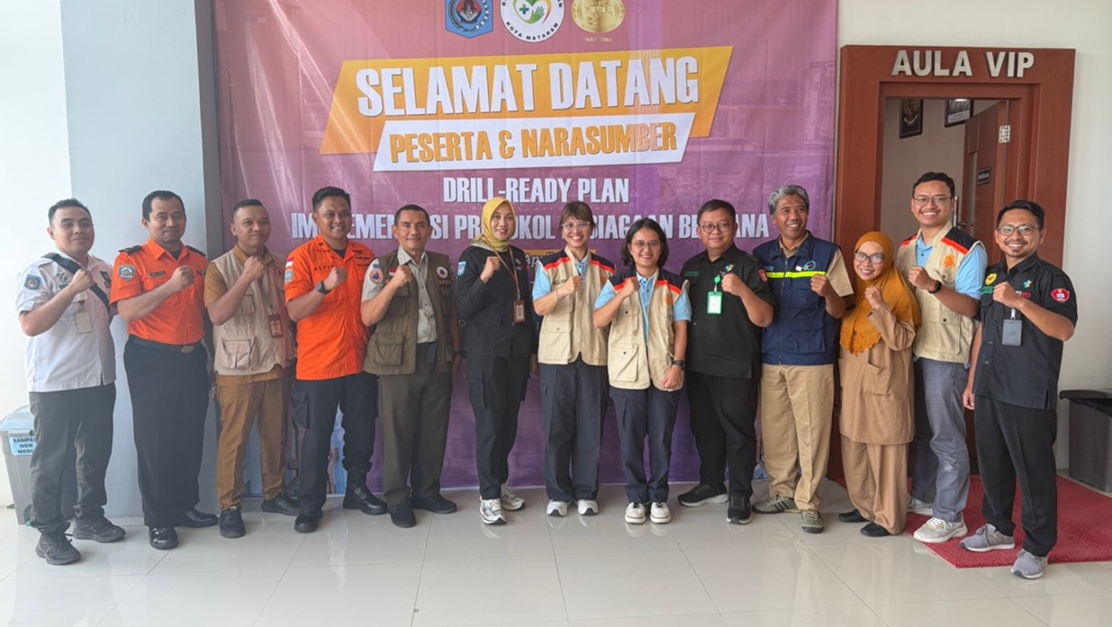 Dok. PKMK “Foto bersama direktur RSUD Kota Mataram, tim PKMK FK-KMK UGM, dan tamu undangan”. Dok. PKMK “Foto bersama direktur RSUD Kota Mataram, tim PKMK FK-KMK UGM, dan tamu undangan”.
