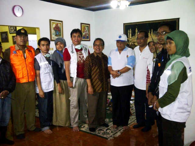 Kunjungan-Rektor-UGM-ke-Posko-Tim-Kesehatan-FK-UGM-Bagi-Bencana-Banjir-Jakarta